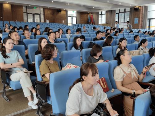青岛六中组织《新高考背景下教师专业素养提升》主题培训